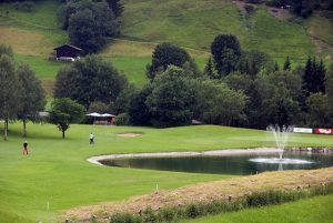 Рулонный газон укладка на поле для гольфа